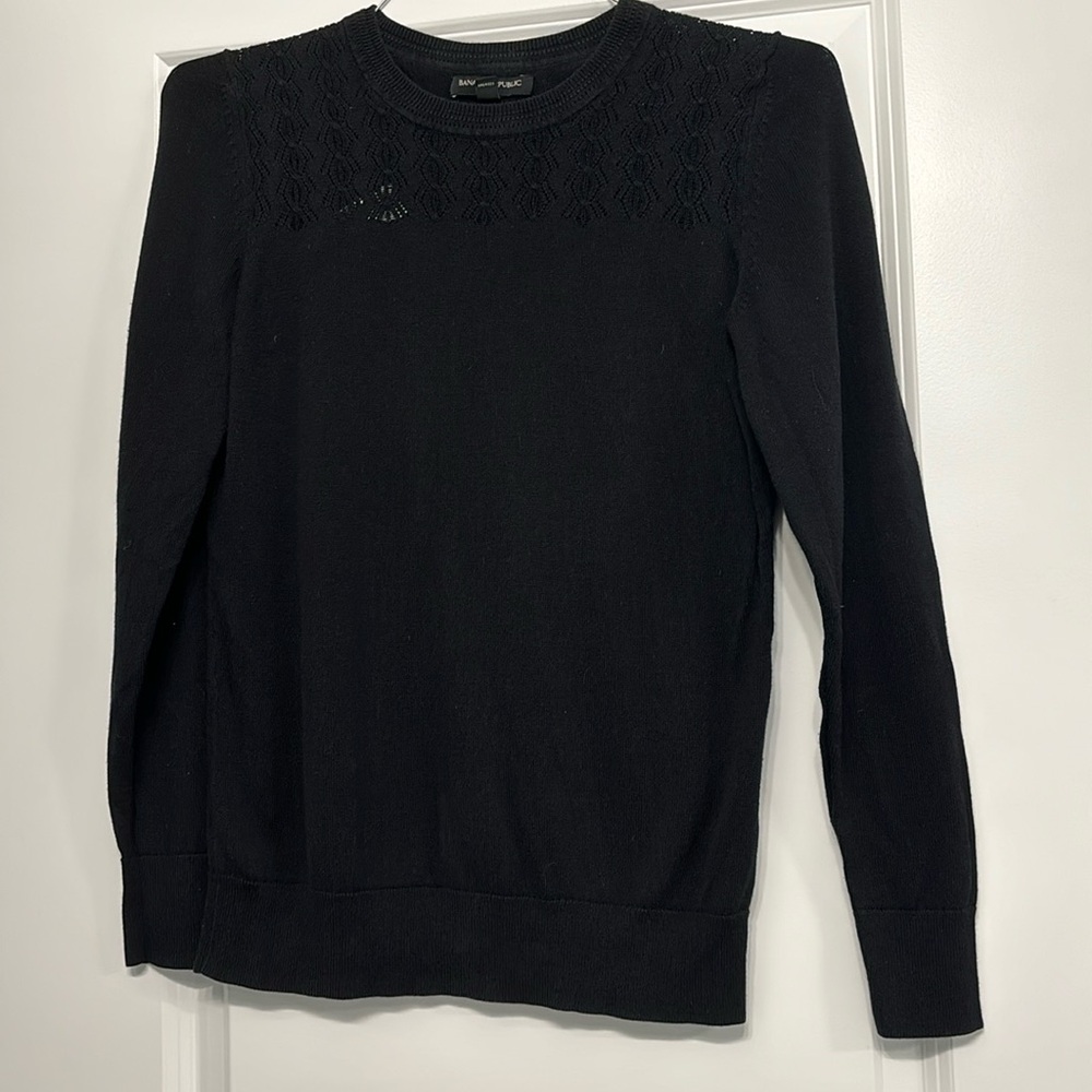 Banana Republic ladies lightweight sweater with design black size small
